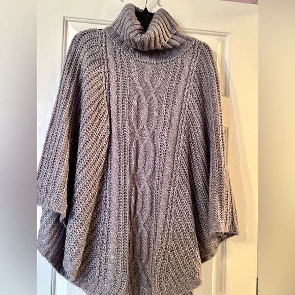 Thick soft grey poncho - Picture 1 of 5